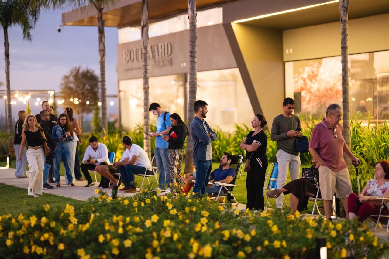 Clientes fizeram fila para entrar primeiro no estande de vendas do Boulevard Arbori.jpeg