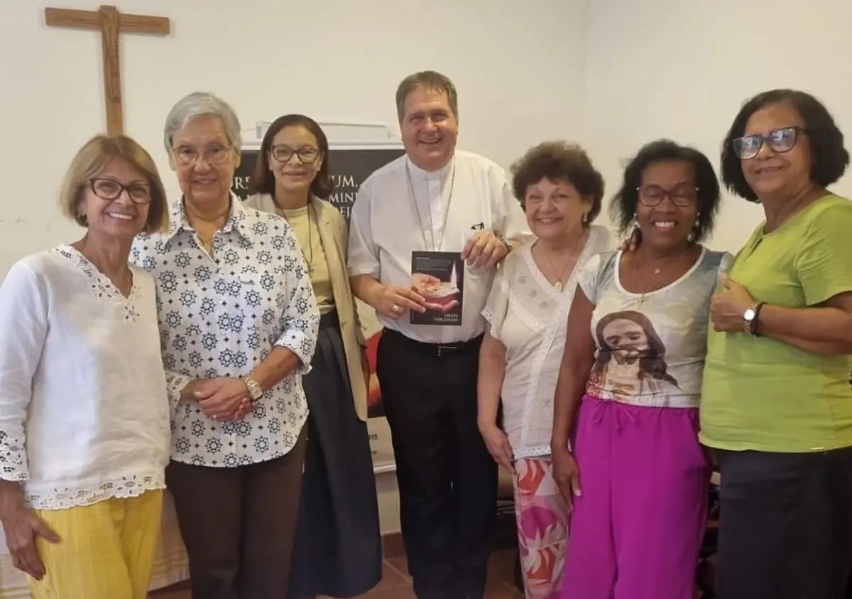 O arcebispo dom Ângelo Mezzari recebeu seis das oito virgens consagradas da Arquidiocese de Vitória no ano passado