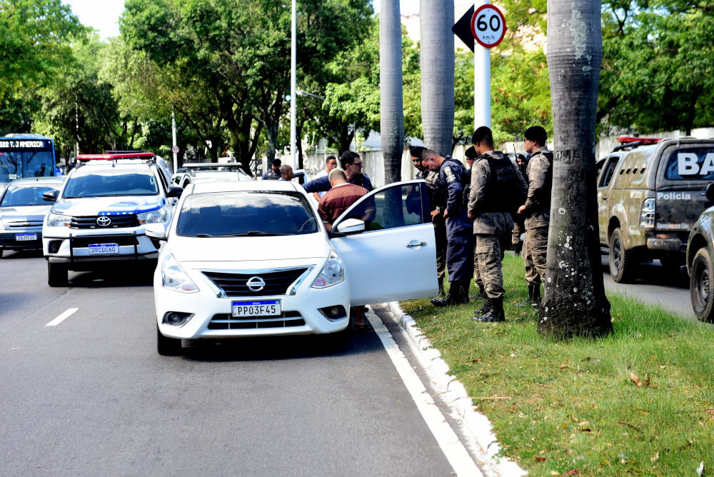 Policiais abordando um suspeito na Avenida Beira Mar, Vitória
