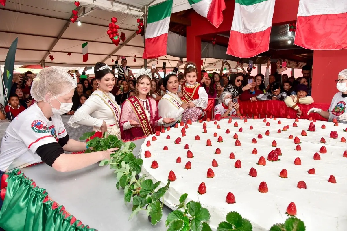 Torta gigante de morango com 500 quilos é um dos atrativos da festa