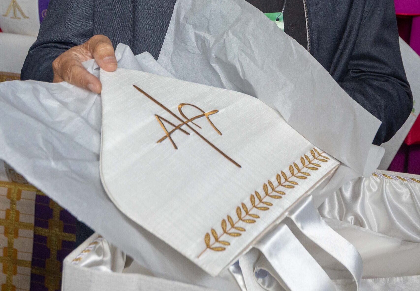Mitra (cobertura da cabeça), produzida pela Cordis, que o novo arcebispo de Aparecida vai usar em sua posse