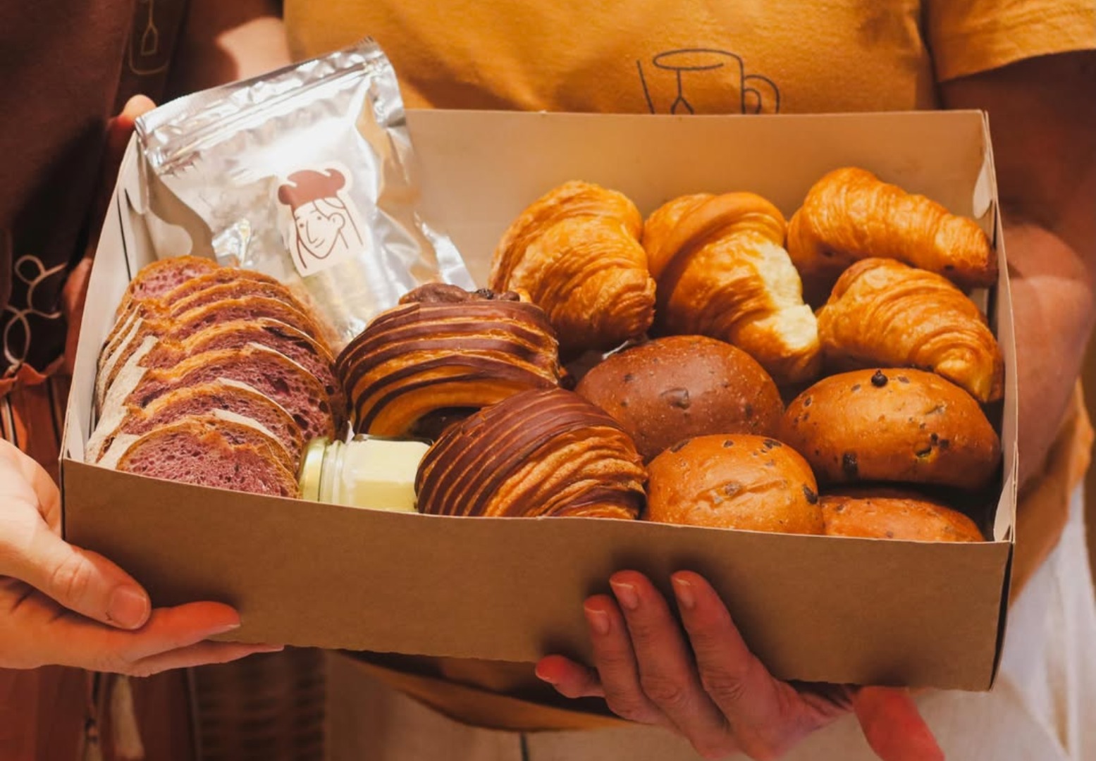 Box com pães e café para o Dia das Mães da padaria O Pão da Ju