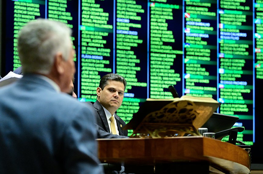O presidente do Senado, Davi Alcolumbre, durante votação que derrubou vetos ao PL da Dosimetria