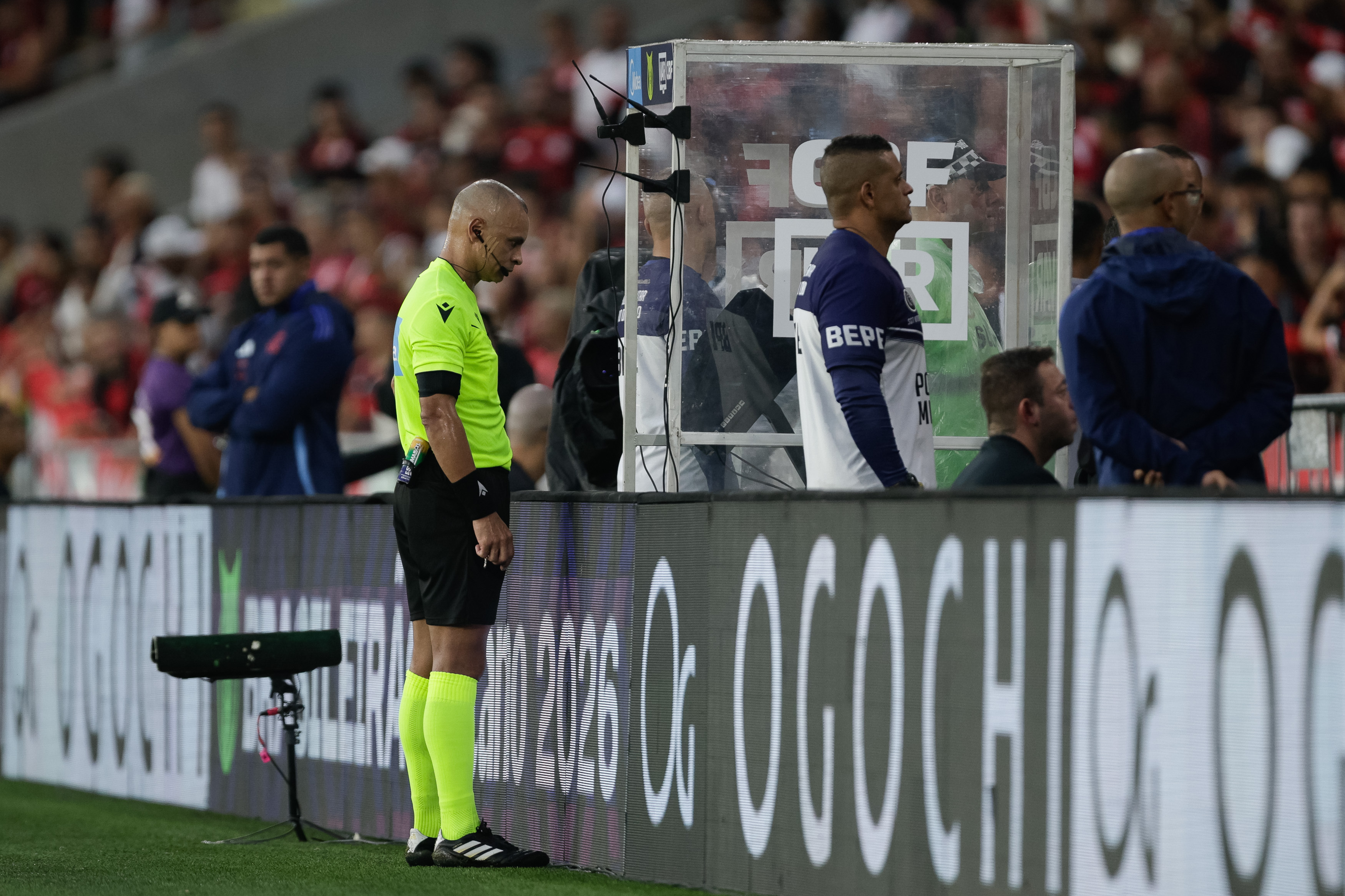 Árbitro WILTON PEREIRA SAMPAIO consulta o monitor do árbitro assistente de vídeo (VAR) durante a partida entre Flamengo e Vasco