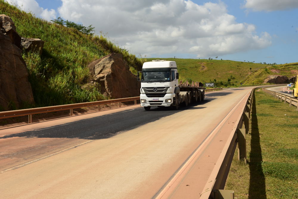 Contorno do Mestre Álvaro passa por obras de reparo nas lajes de concreto