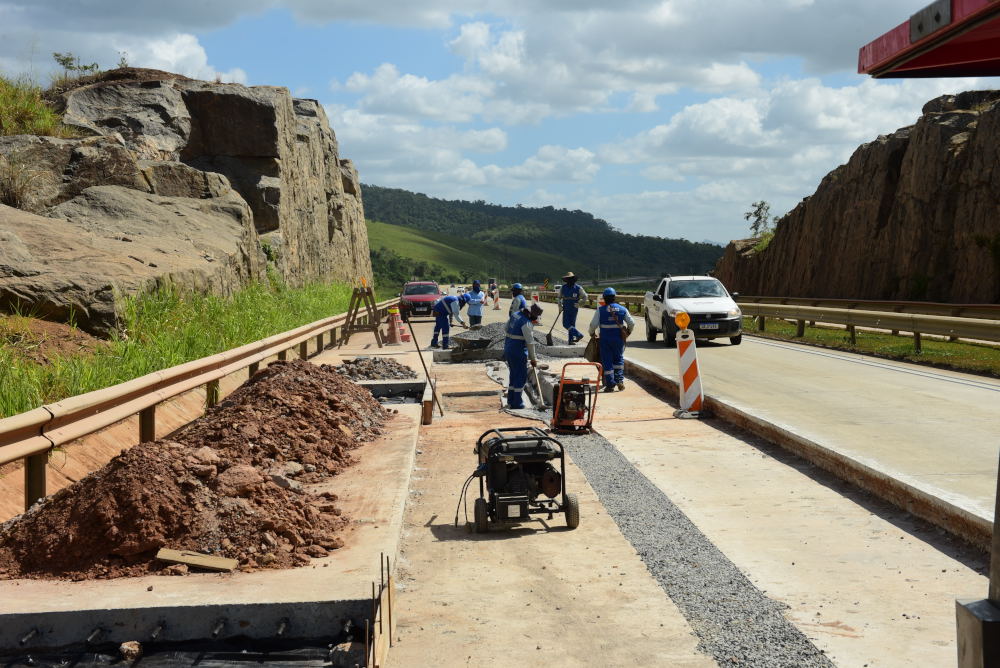 Contorno do Mestre Álvaro passa por obras de reparo nas lajes de concreto