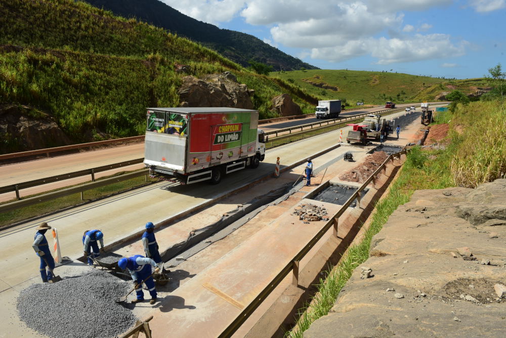 Contorno do Mestre Álvaro passa por obras de reparo nas lajes de concreto