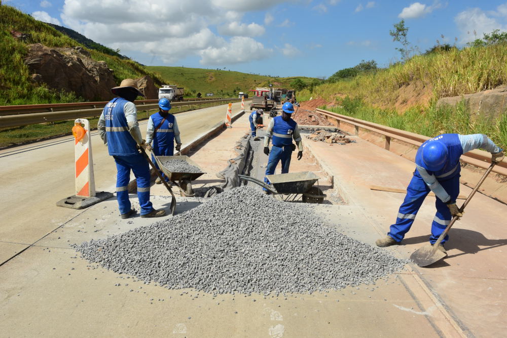 Contorno do Mestre Álvaro passa por obras de reparo nas lajes de concreto