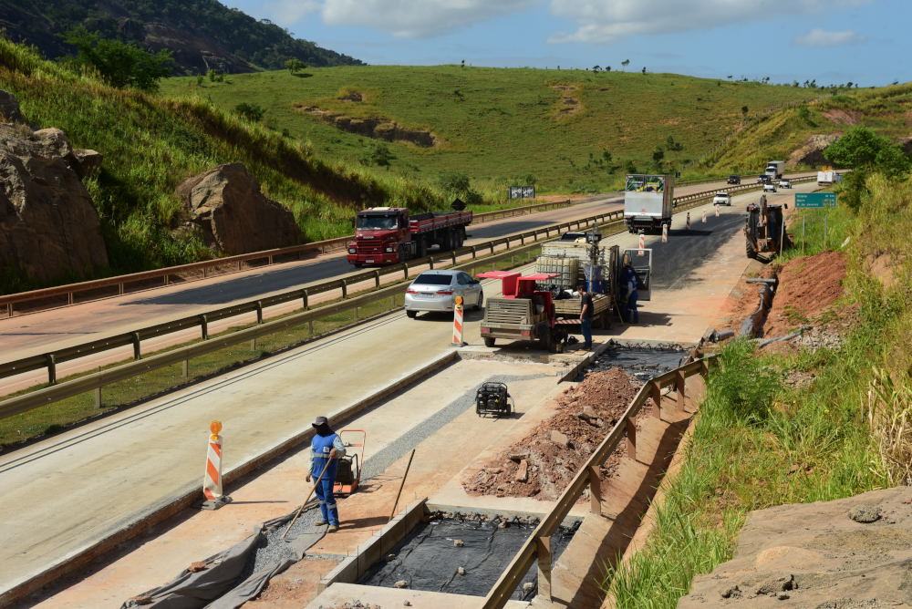 Contorno do Mestre Álvaro passa por obras de reparo nas lajes de concreto