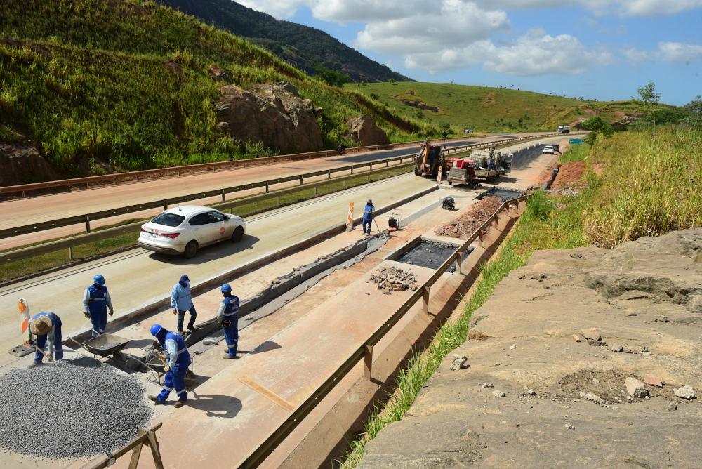 Contorno do Mestre Álvaro passa por obras de reparo nas lajes de concreto