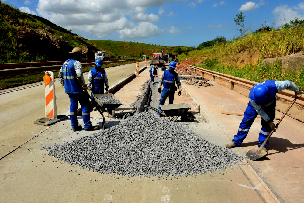 Contorno do Mestre Álvaro passa por obras de reparo nas lajes de concreto