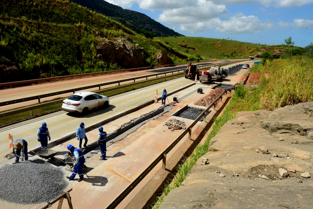 Contorno do Mestre Álvaro passa por obras de reparo nas lajes de concreto