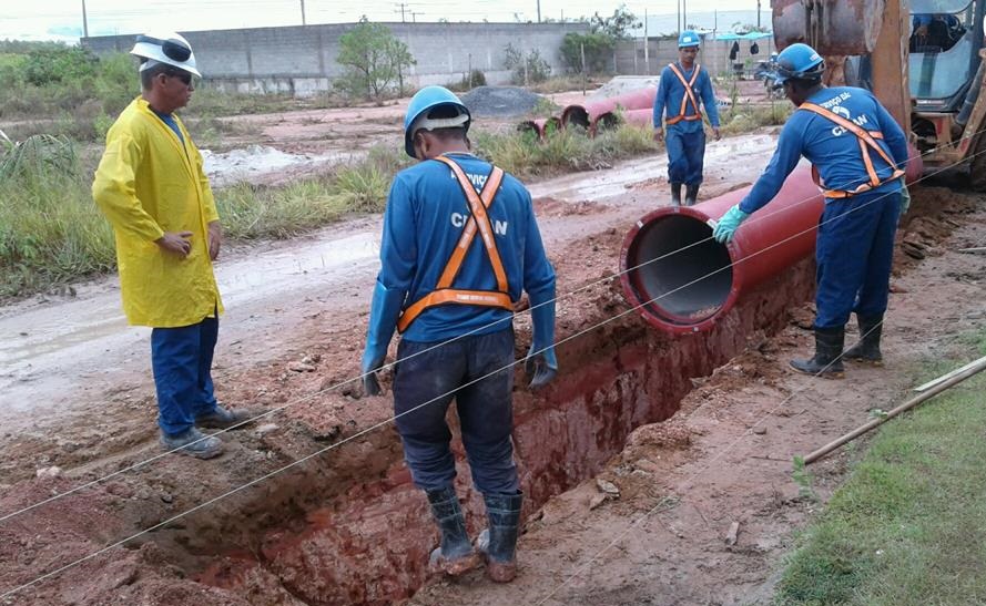 Operários implantam tubulação de esgoto da Cesan