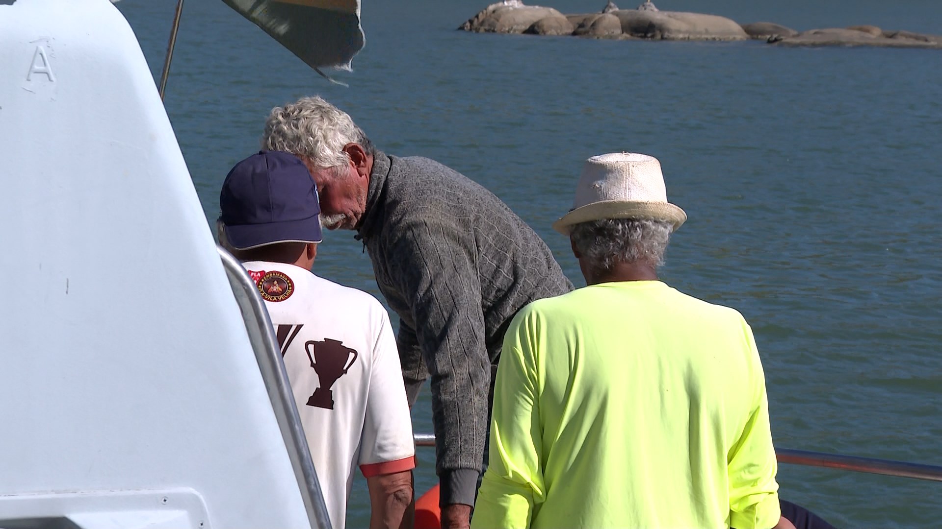 Os três pescadores foram resgatados pela Marinha no litoral do ES