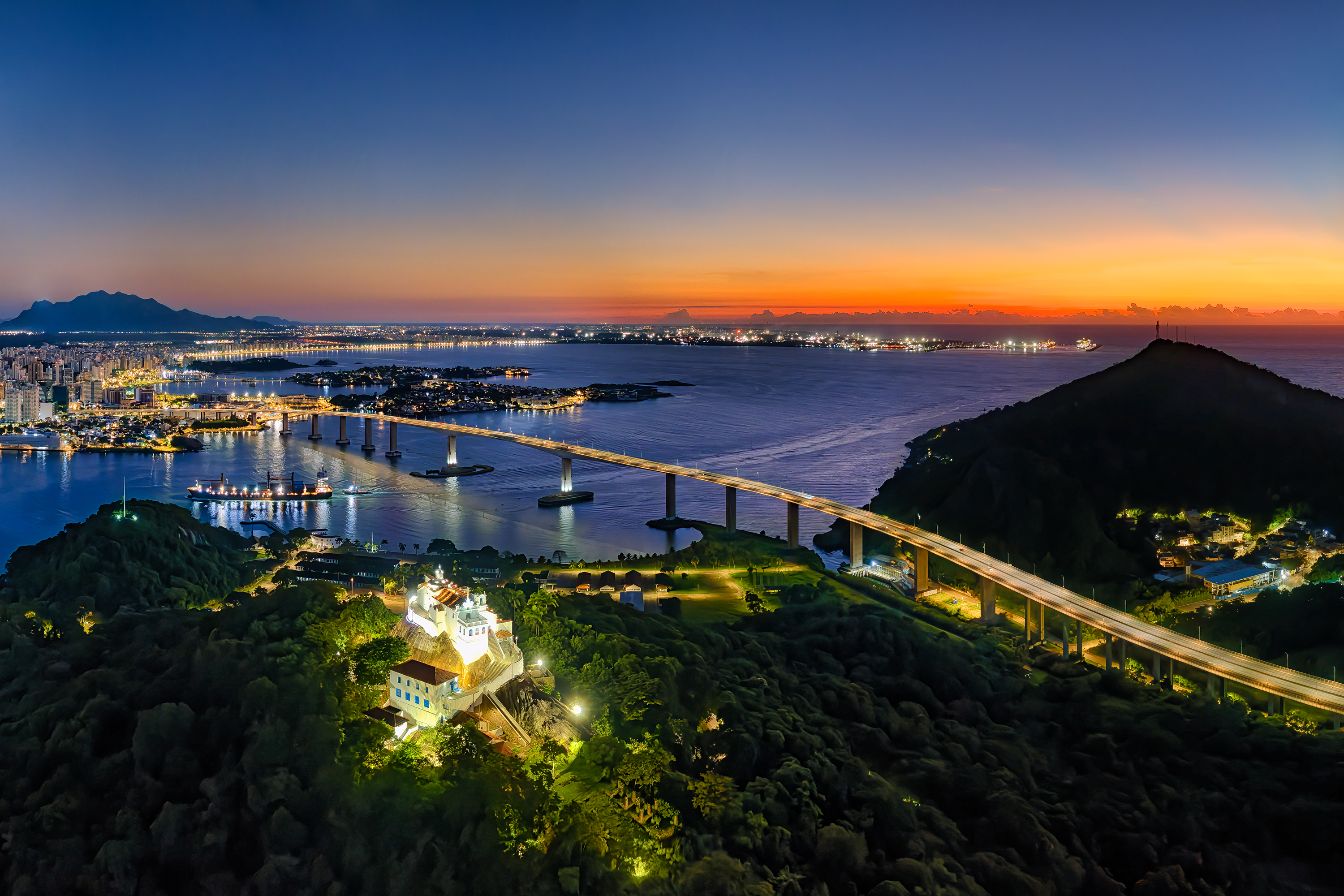 Nesta imagem, feita por drone, o Convento, a Terceira Ponte, o Morro do Moreno e o Mestre Álvaro