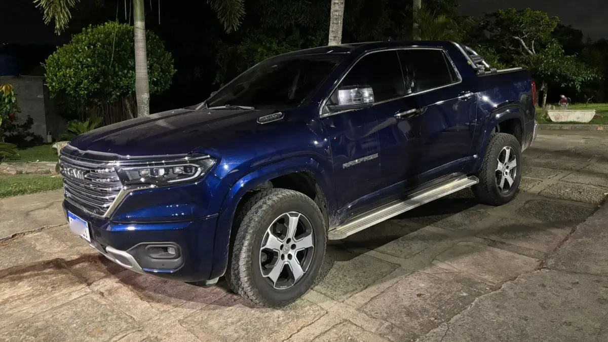 A picape do empresário foi alvejada com pelo menos quatro disparos, mas ele não foi atingido