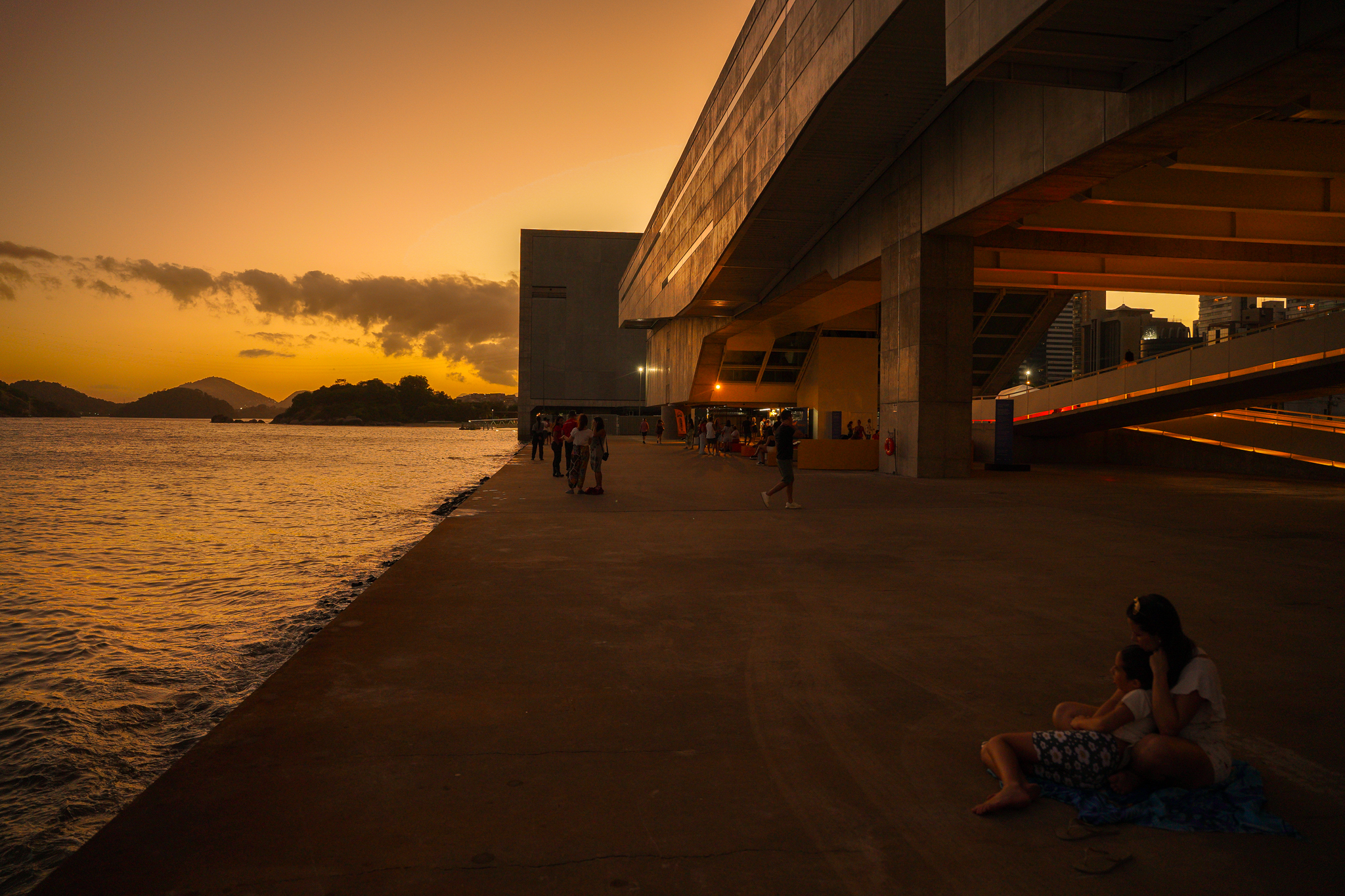 Entardecer no Cais das Artes