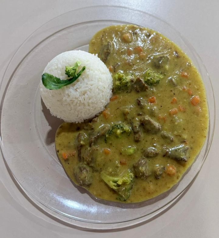 O prato é feito com carne bovina patinho