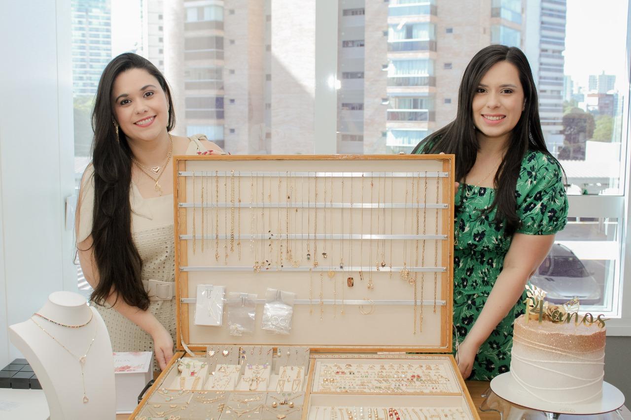 Fabi (à esquerda) e Fran Petri mostram um estojo com suas criações, que incluem peças personalizadas em ouro até coleções em prata e semijoias