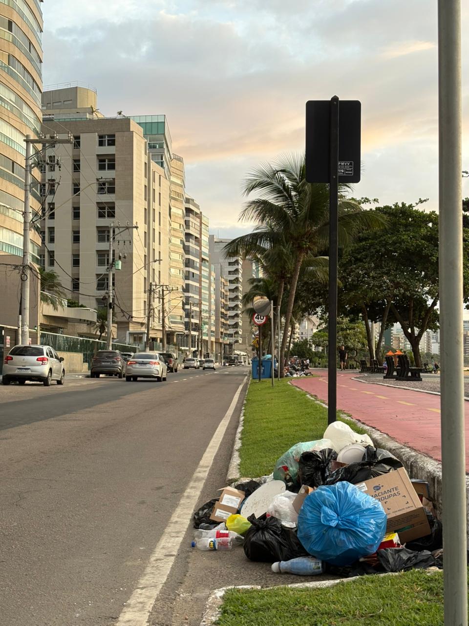 Lixo acumulado em Itapuã, Vila Velha