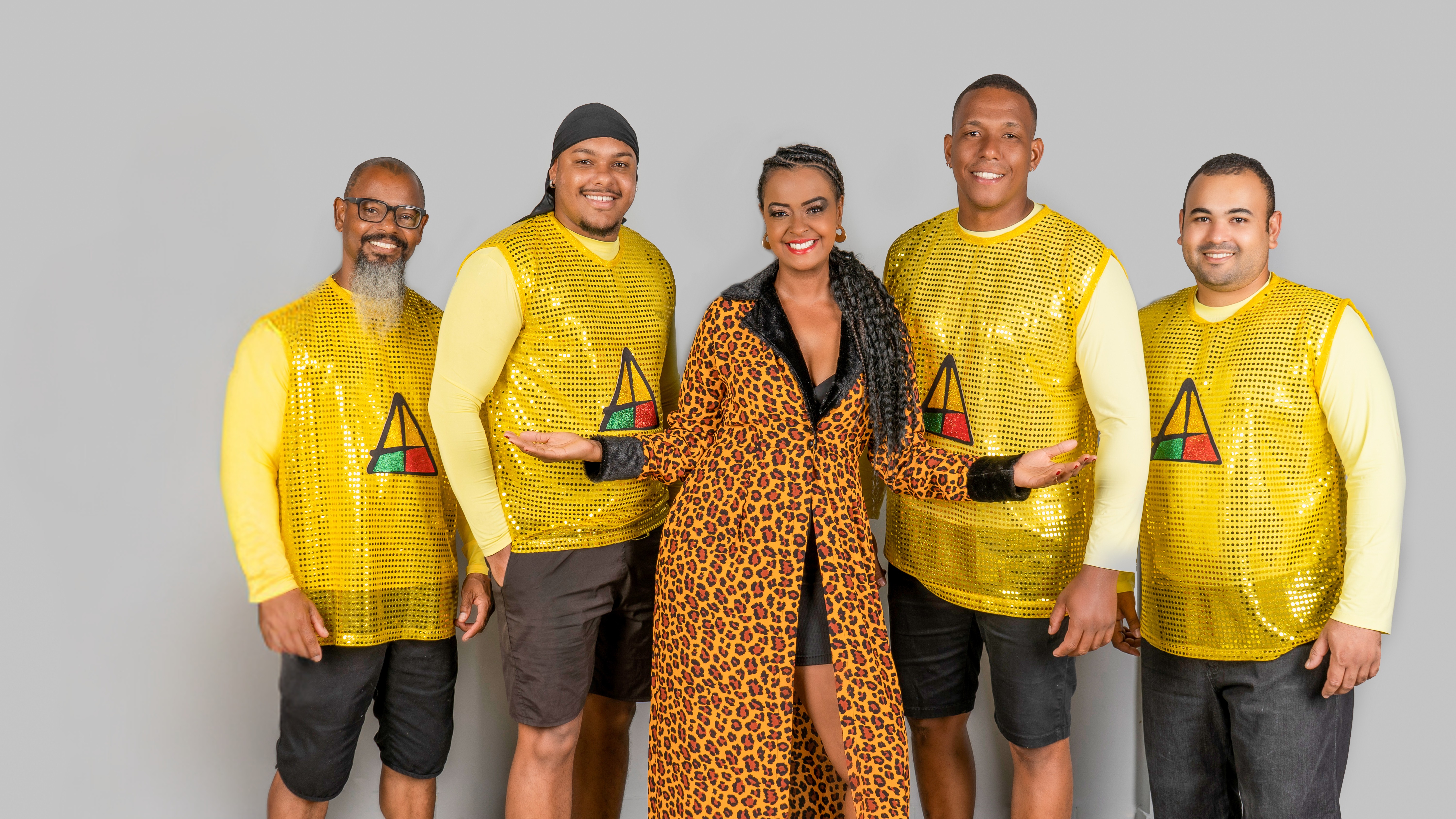 Encerrando o primeiro dia de apresentações, sobe ao palco a banda Afrozumba, com o espetáculo ‘Sons da Ancestralidade’.