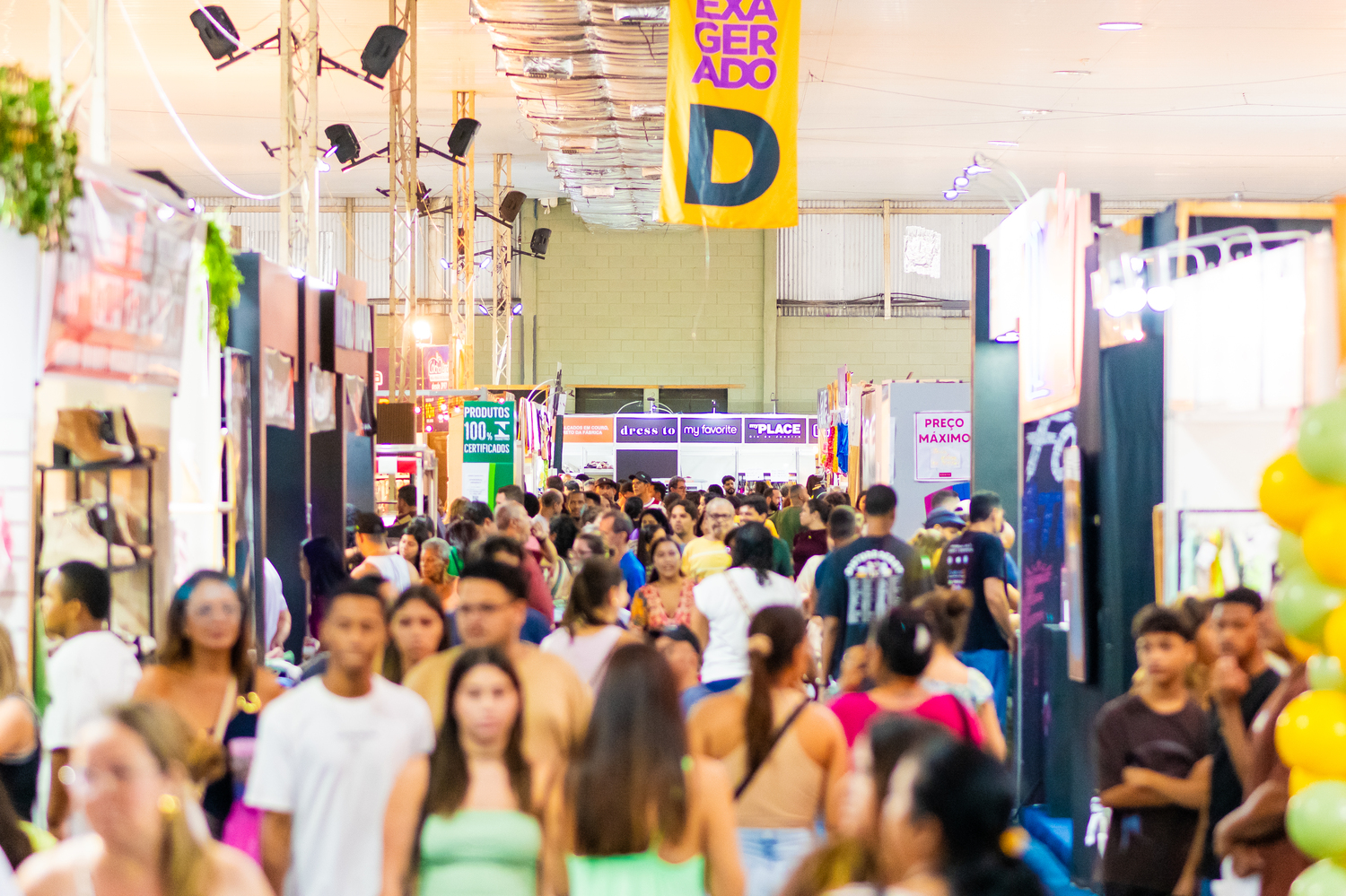 Visitantes e consumidores da megafeira de varejo nos corredores do Pavilhão de Carapina, na Serra