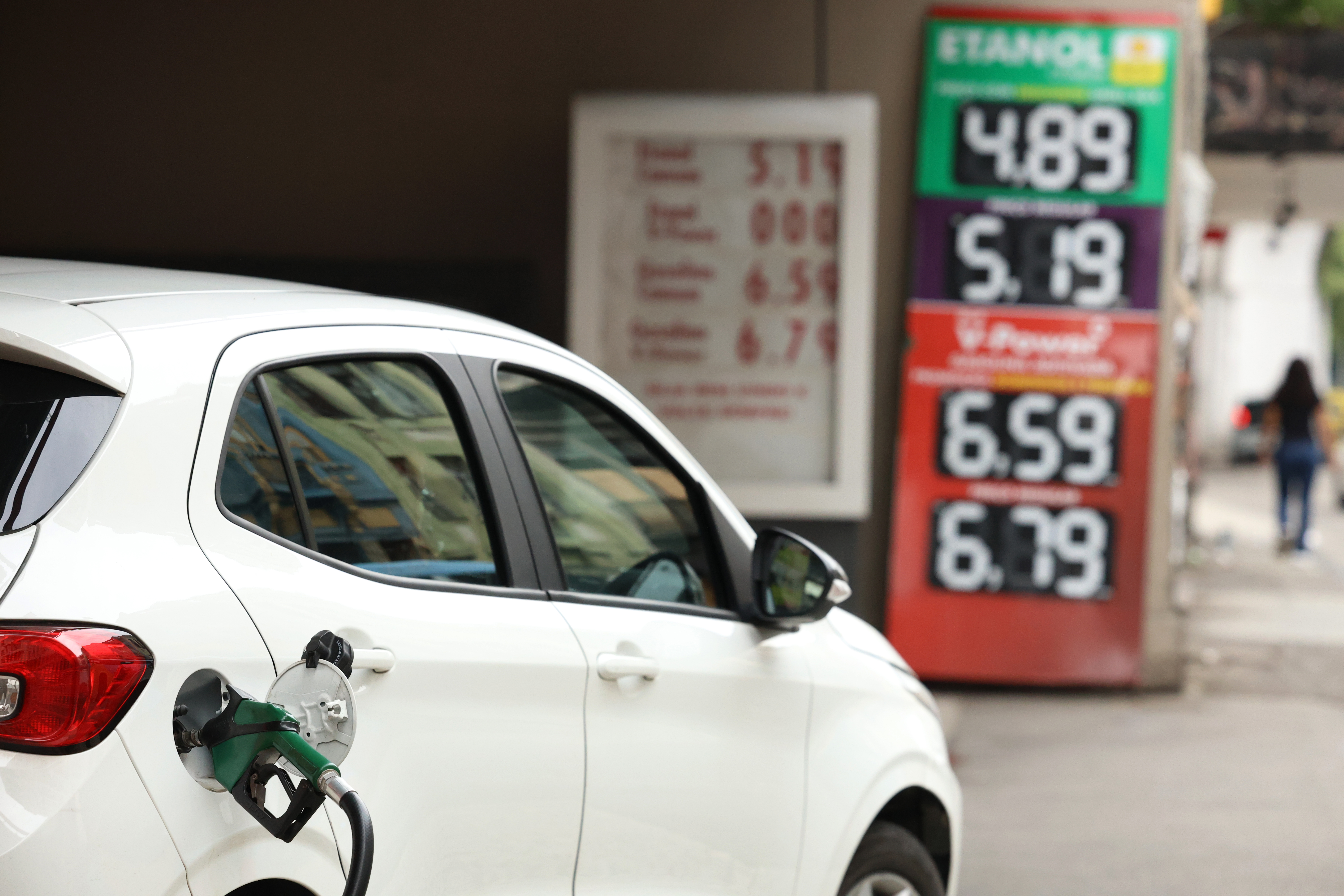 Preço dos combustíveis em posto no Rio de Janeiro; gasolina; abastecimento