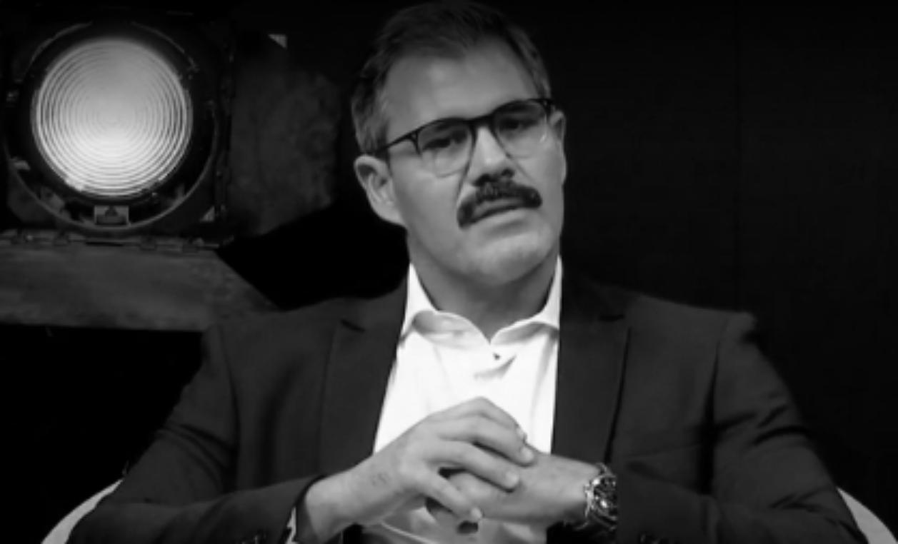 O ator Juliano Cazarré durante participação no GloboNews Debate