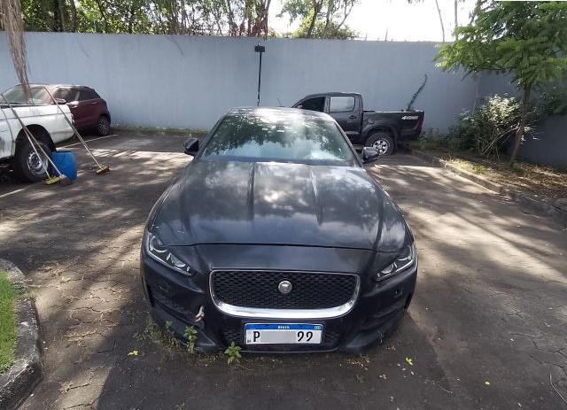 O Jaguar é um modelo XE P250 R-SPORT (ano 18/18) da cor cinza
