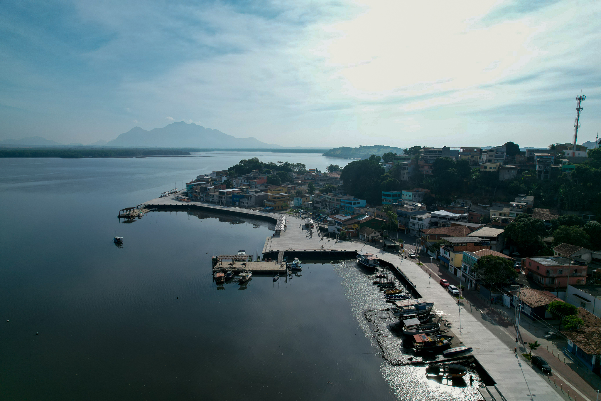 Nova Orla da Ilha das Caieiras e a passarela do bairro Resistência