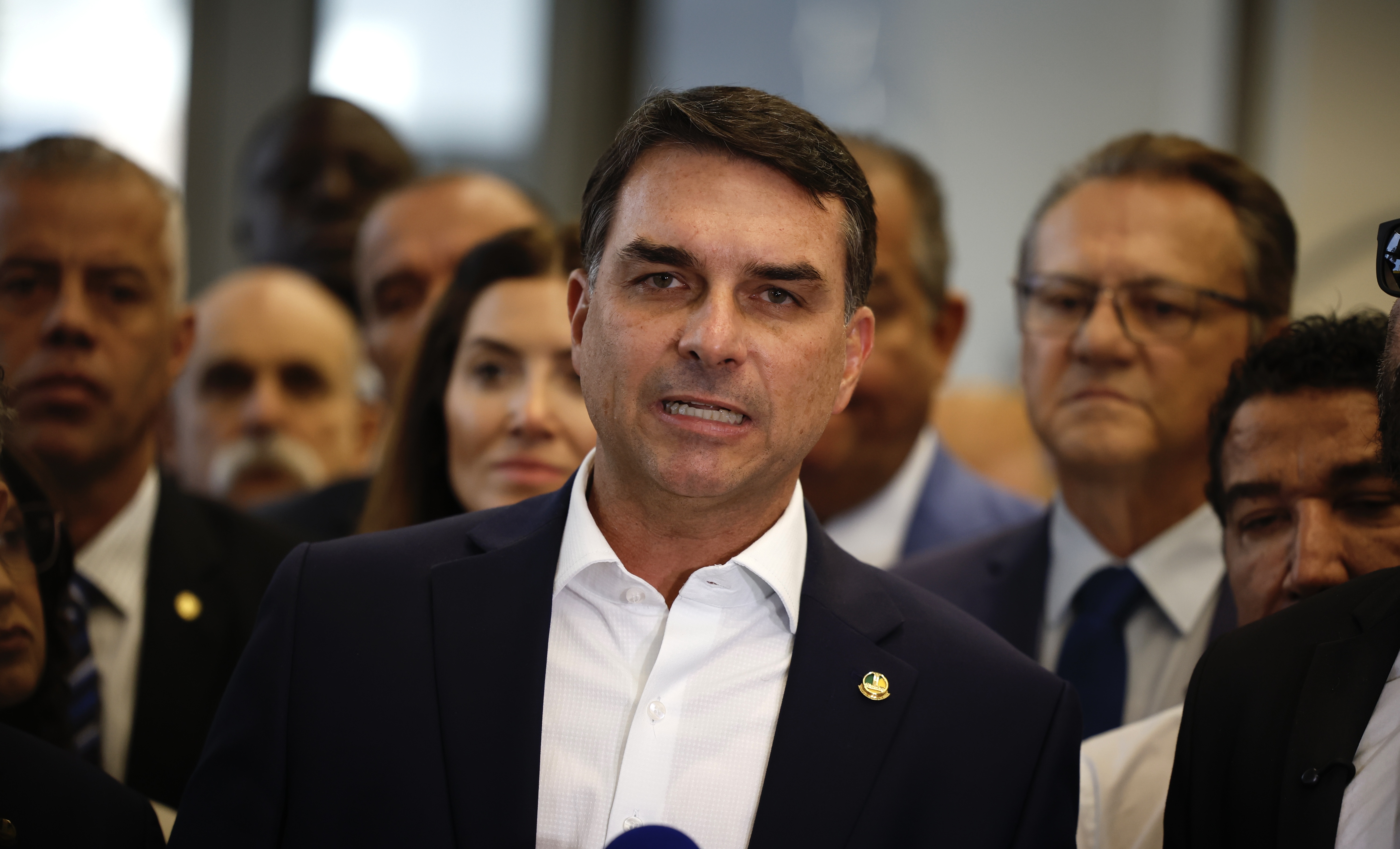 O senador Flávio Bolsonaro (PL), acompanhado de integrantes da bancada do partido na Câmara e no Senado, faz uma declaração à imprensa