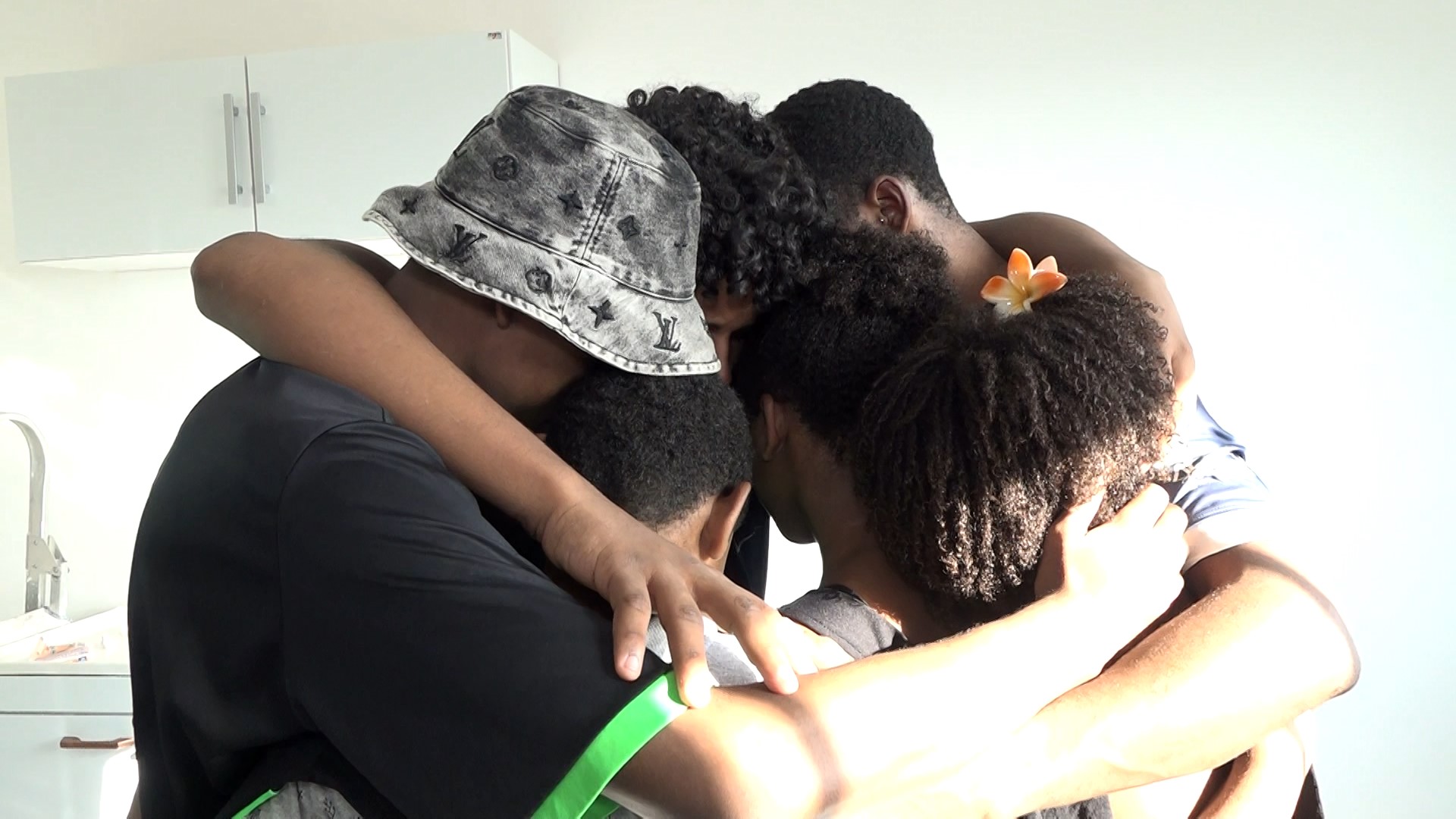 Irmãos Berto na casa nova feita com ajuda de moradores e voluntários