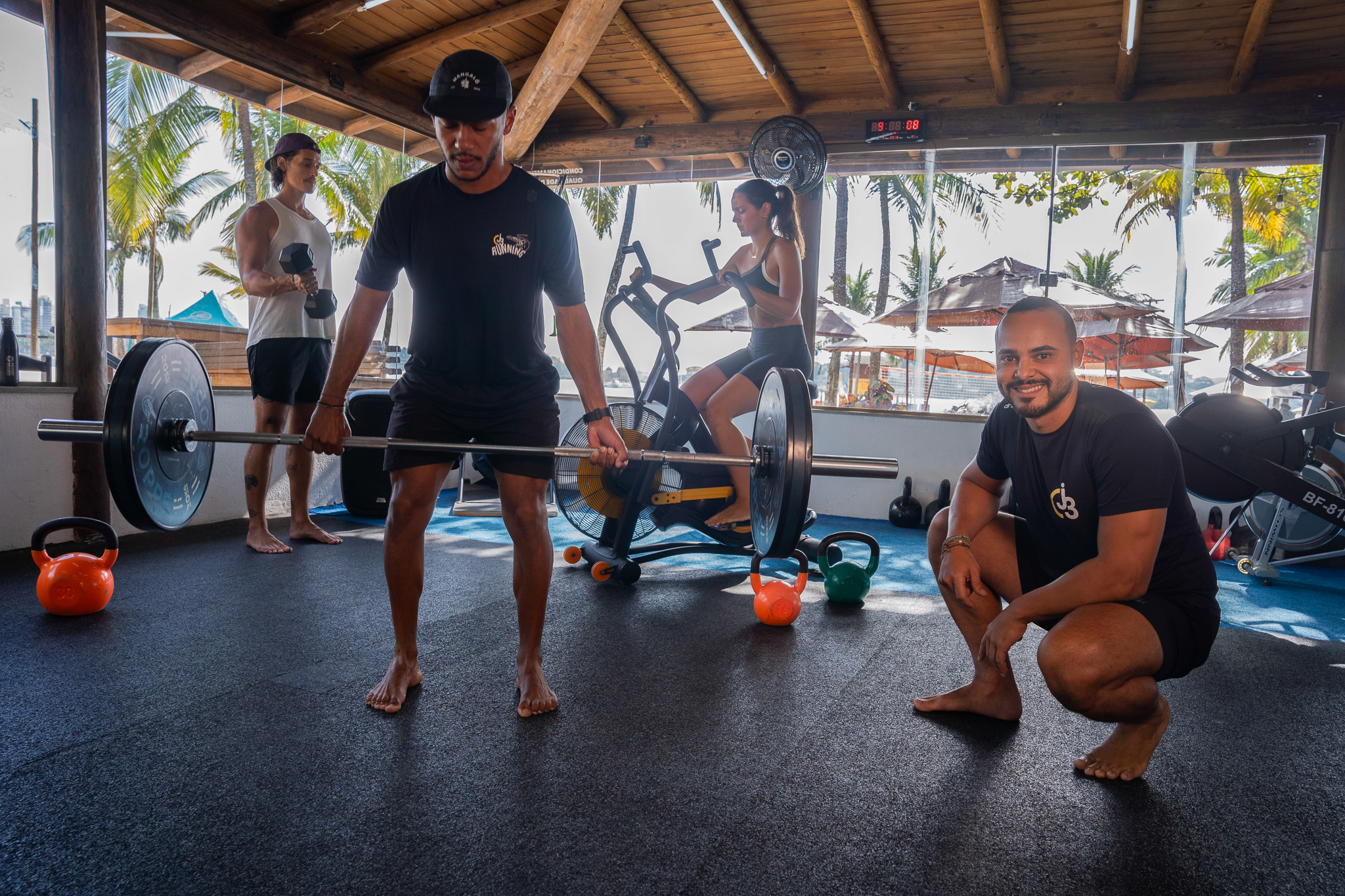 Léo Zulcão, dono do centro de treinamento na praia