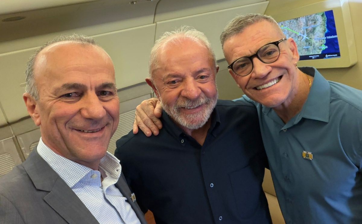 Presidente Lula com o deputado Helder Salomão e o senador Fabiano Contarato