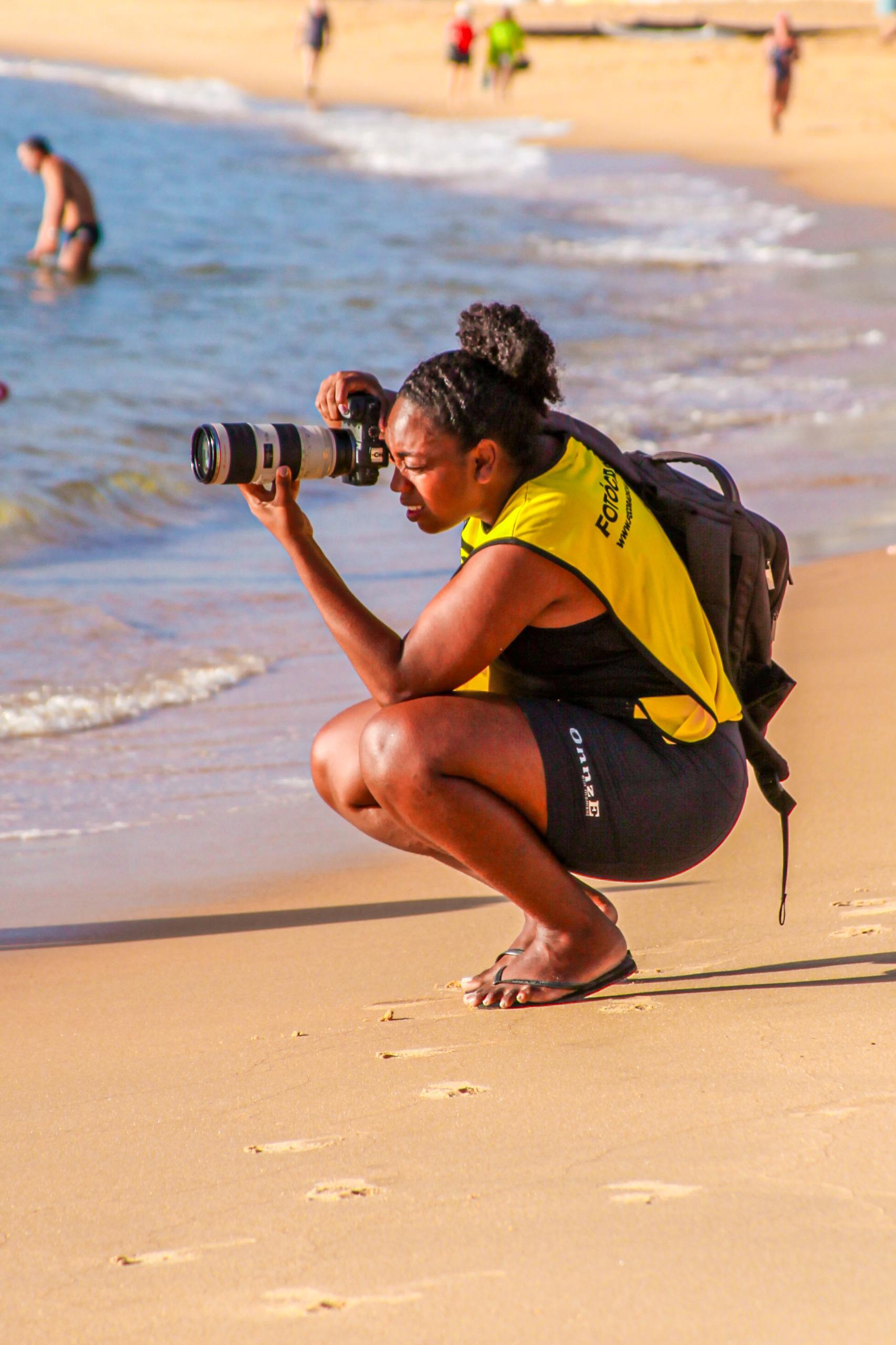 Fotógrafa Karol Coutinho durante o trabalho