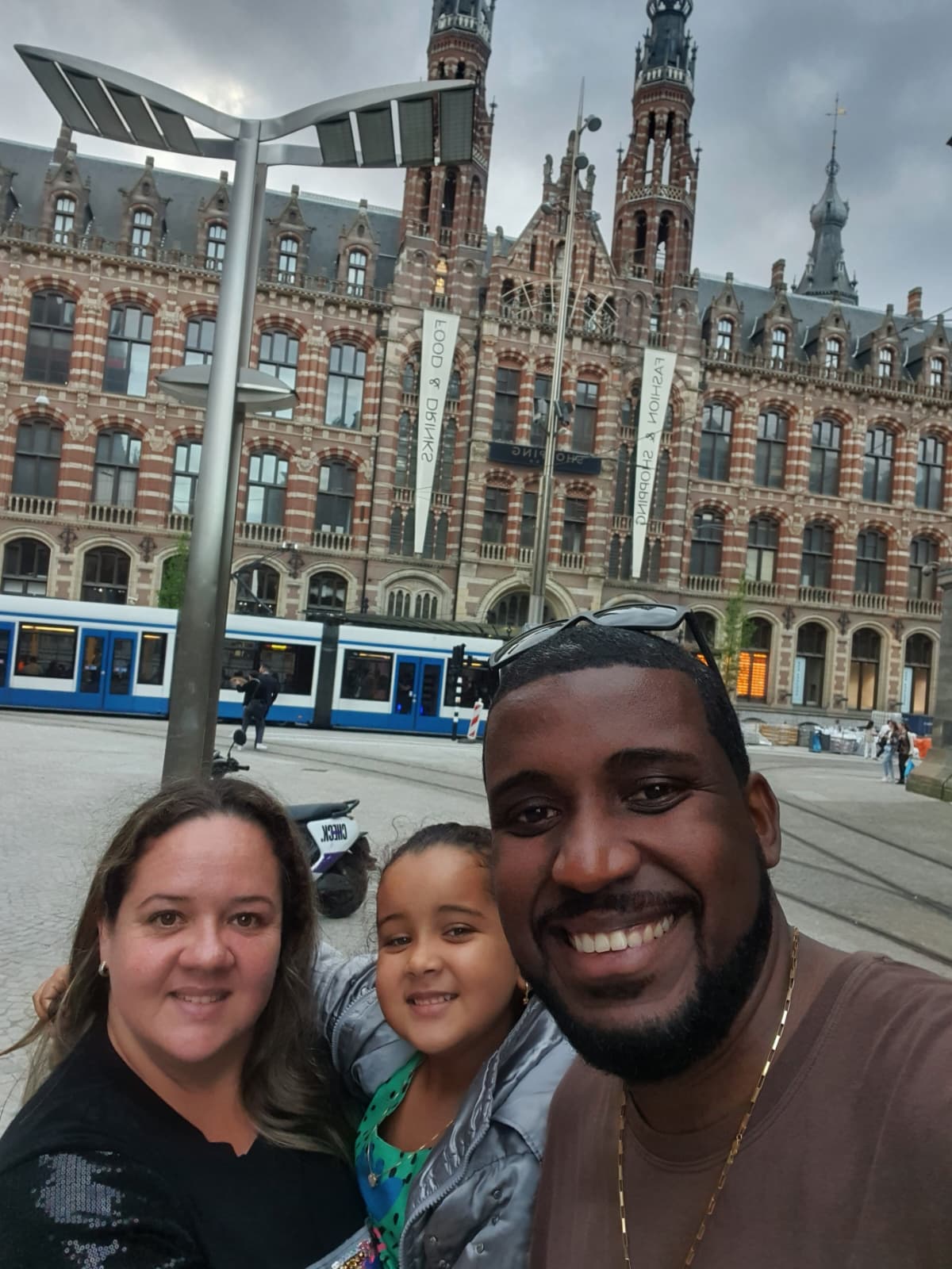 Maria Cecília com os pais em Amsterdã