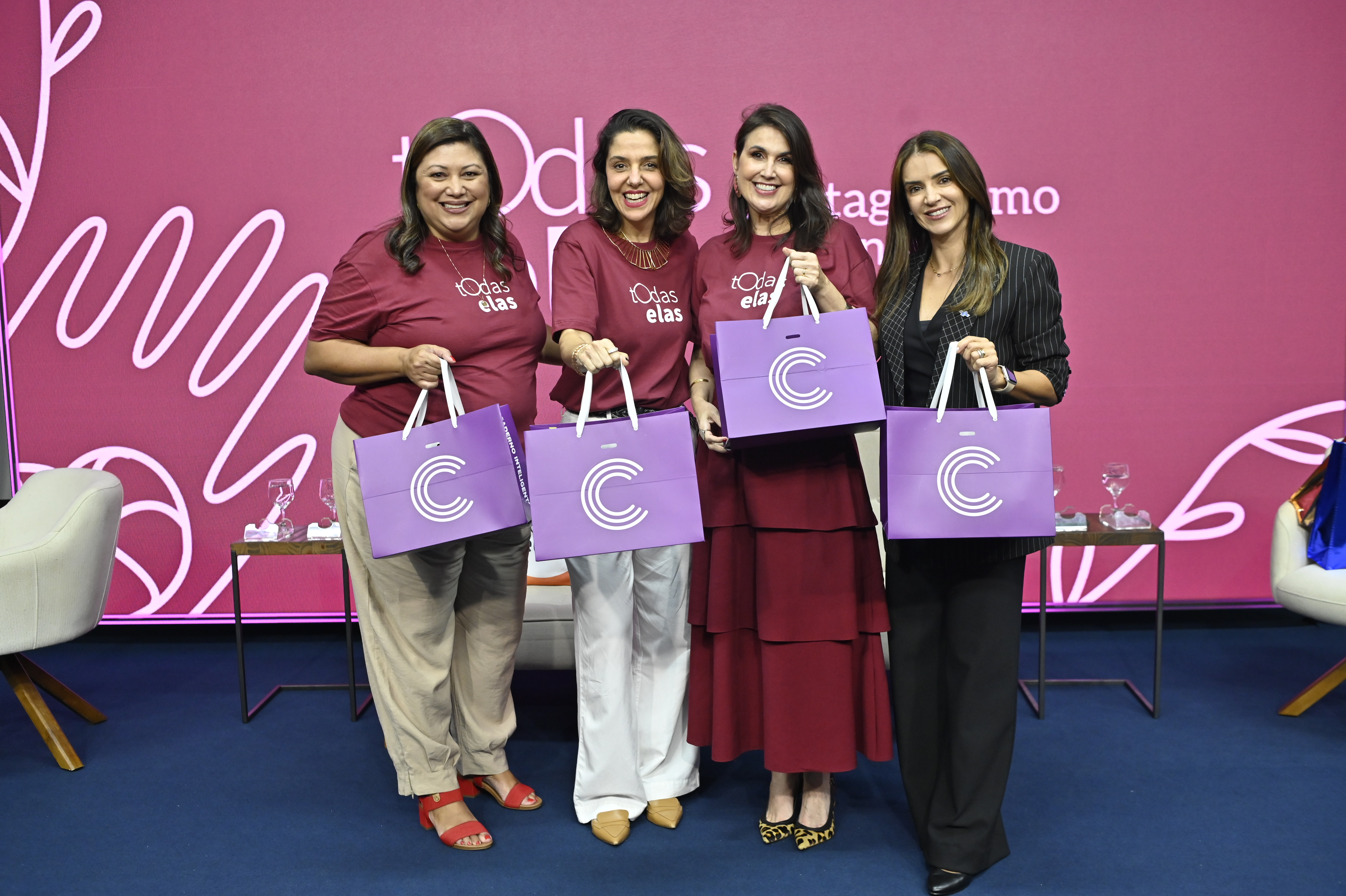 Elaine Silva, Mariana Perini, Renata Rasseli e Alline Zanoni com os mimos do Caderno Inteligente