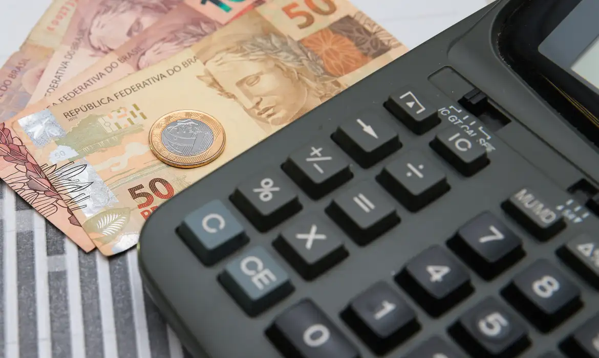 Dinheiro, imposto de renda, restituição, contas