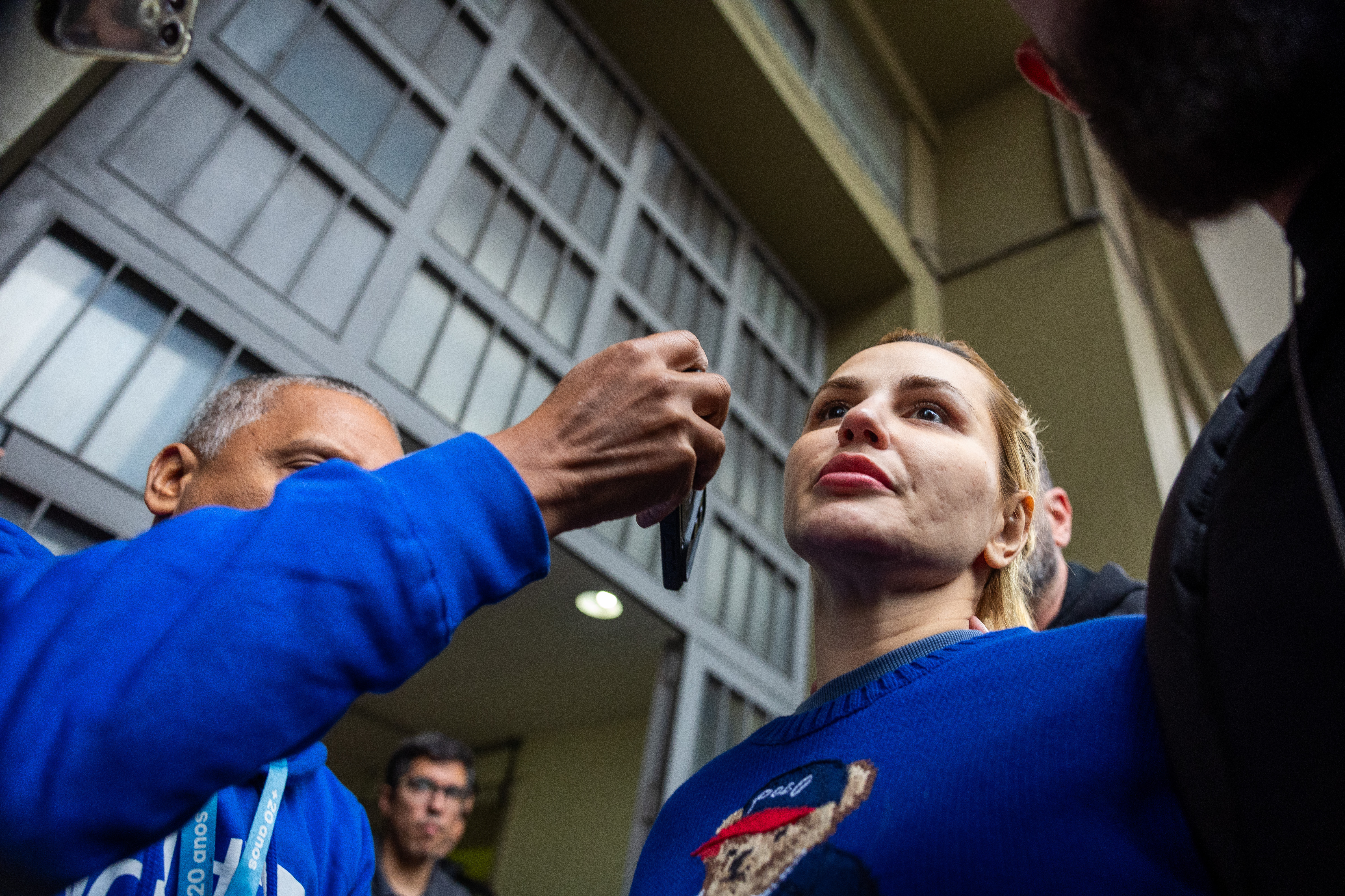 A influenciadora Deolane Bezerra deixa o DHPP em São Paulo.