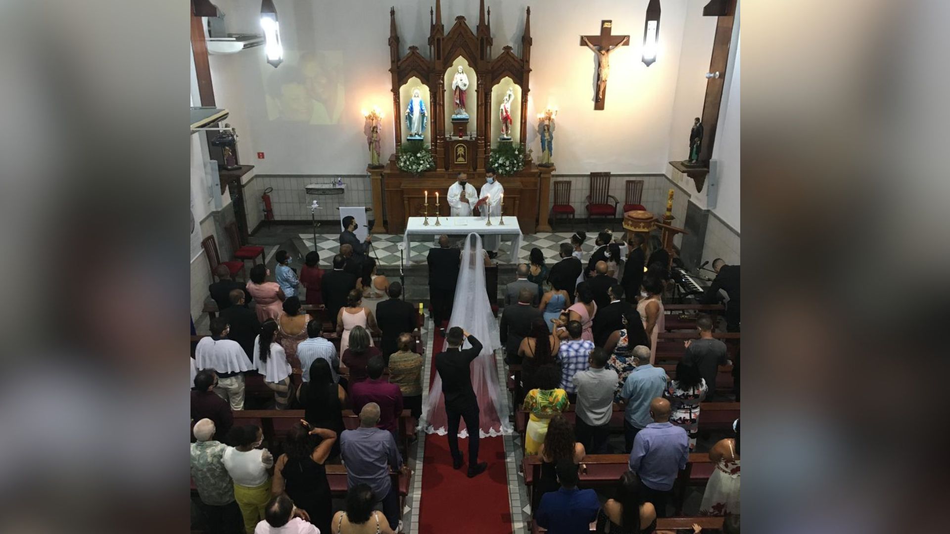 O crucifixo, neste casamento antes da reforma, também foi retirado na Matriz de São Sebastião, em Jucutuquara