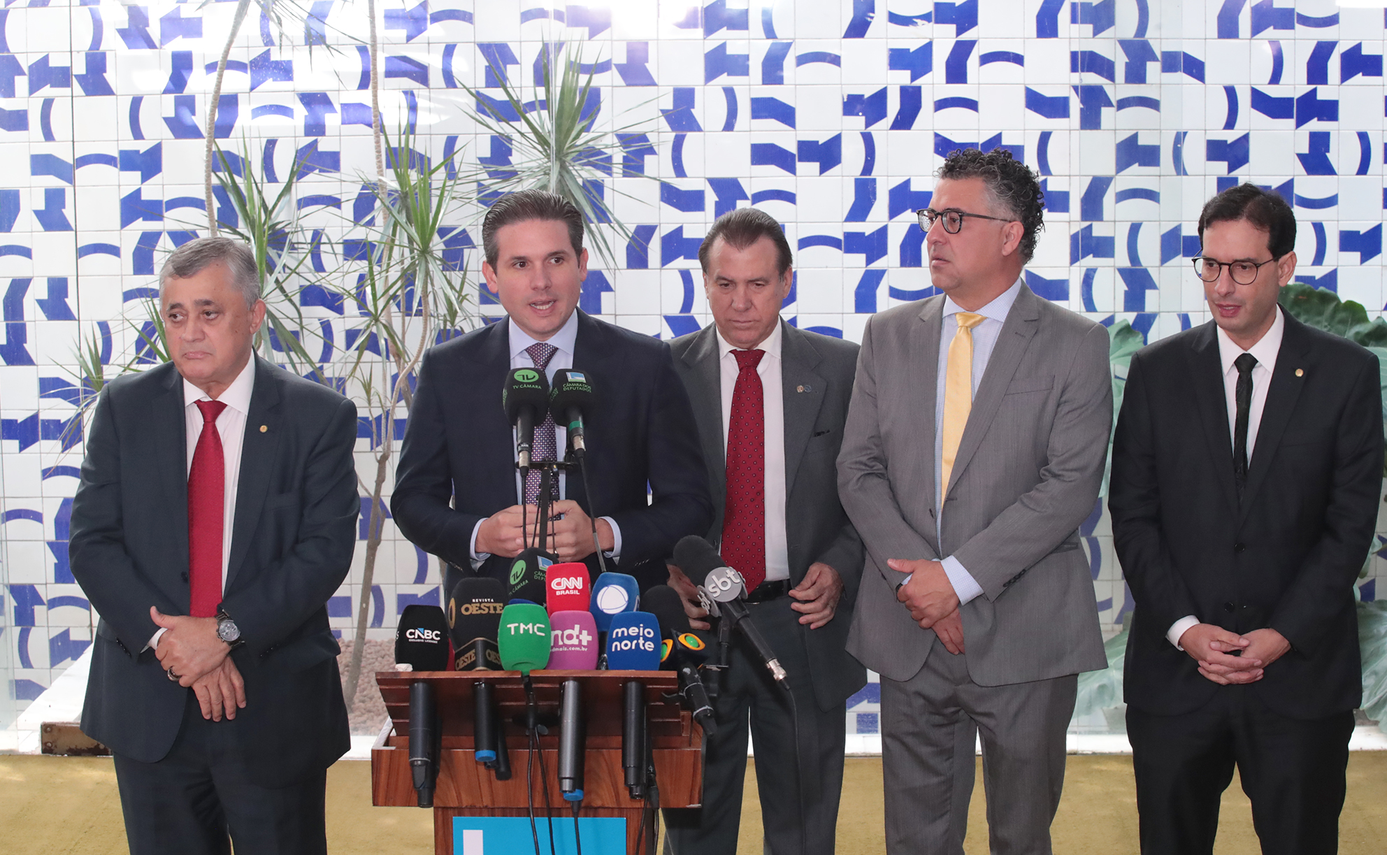 Presidente da Câmara dos Deputados, Hugo Motta, e ministros do governo Lula