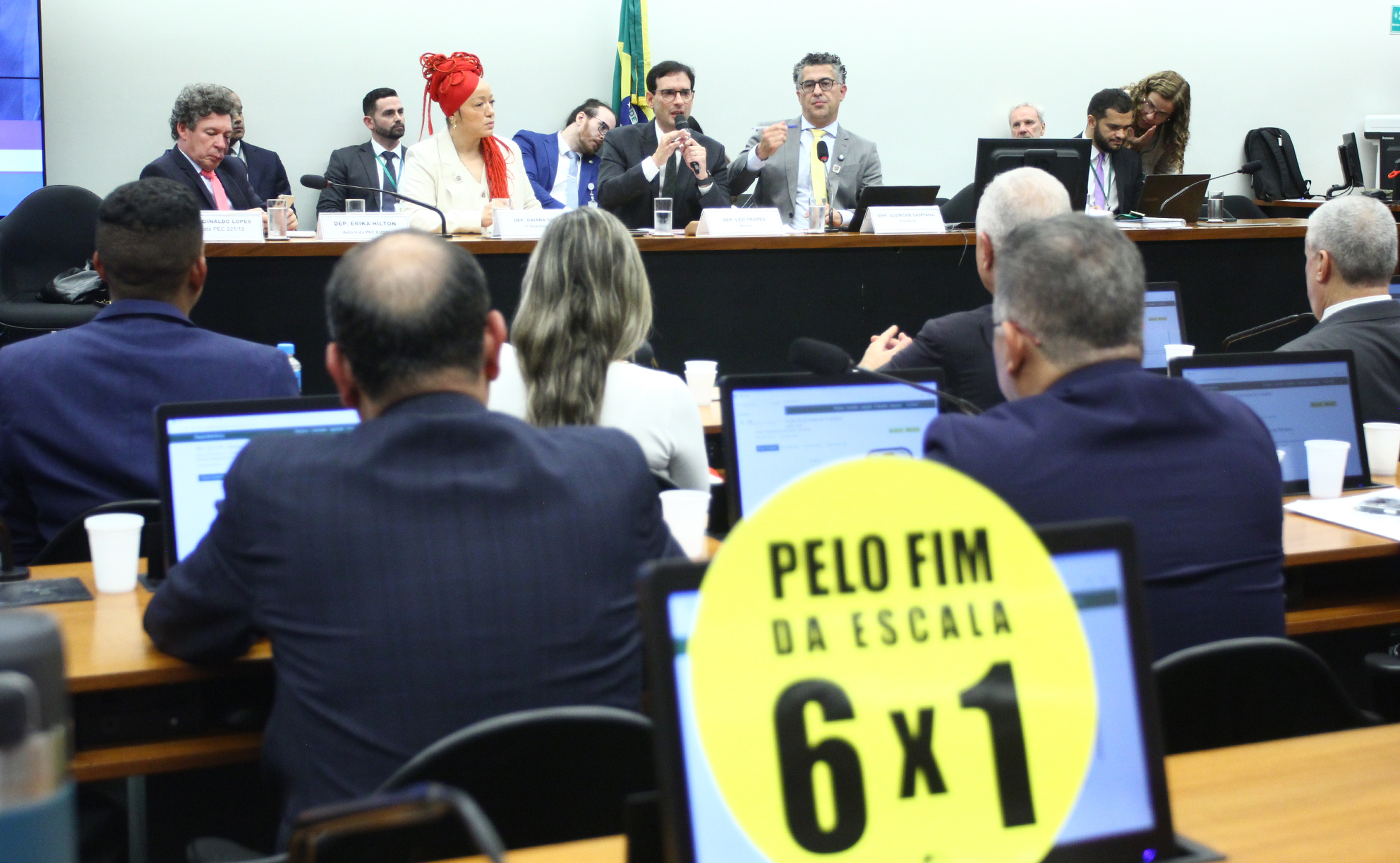 Discussão e votação de relatório do fim da escala 6x1 em comissão especial na Câmara dos Deputados