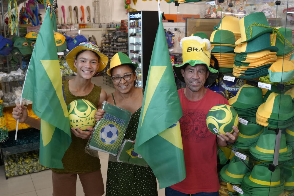 Penha Lins comprando produtos para torcer pelo Brasil na Copa do Mundo Fifa