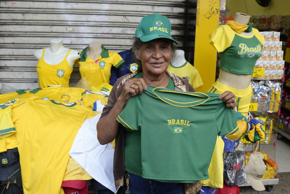 Maria da Glória vendendo produtos do Brasil