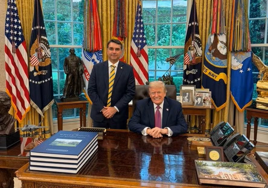 Senador Flávio Bolsonaro em encontro com o presidente dos Estados Unidos, Donald Trump, na Casa Branca