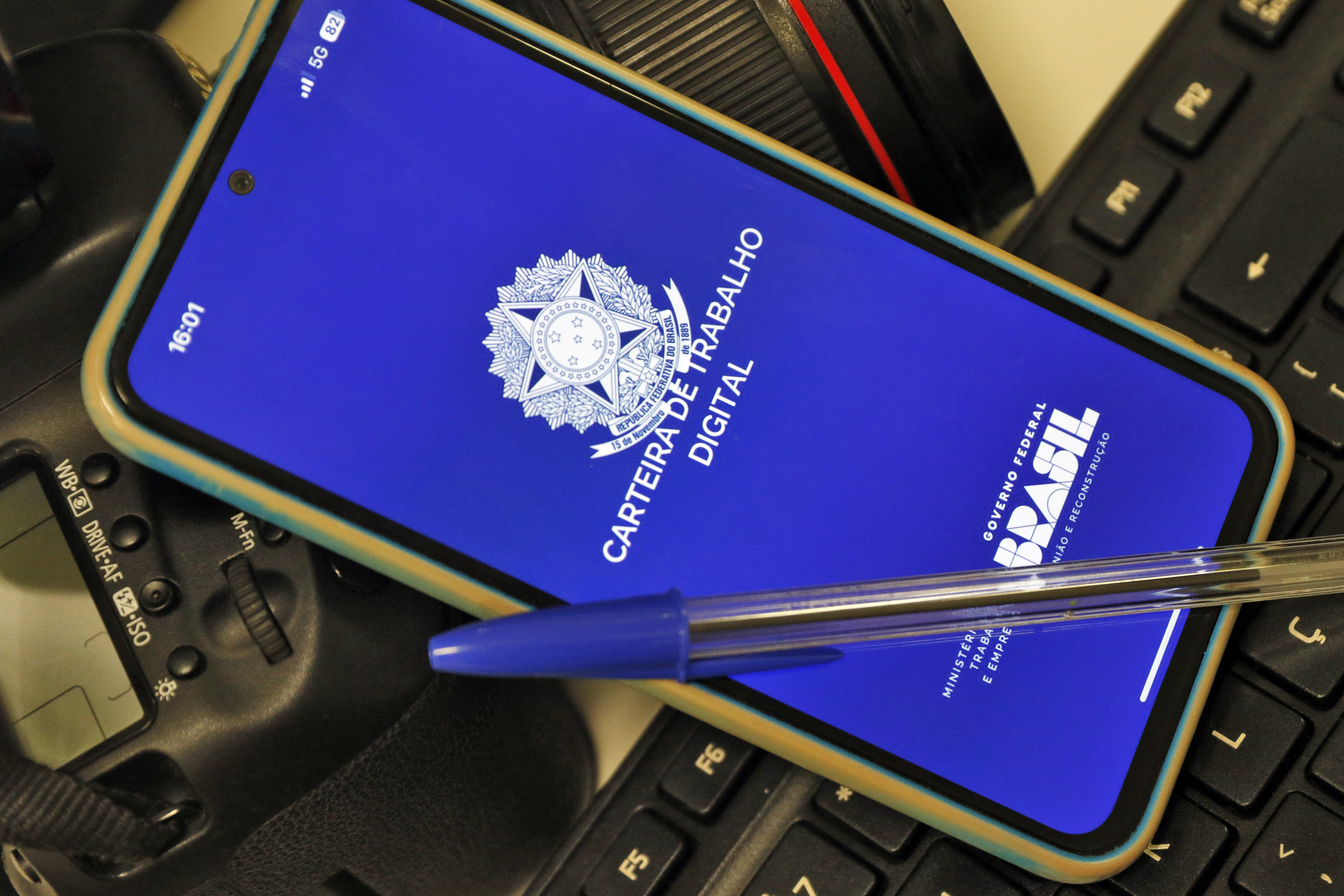 Celular com Carteira de Trabalho Digital.