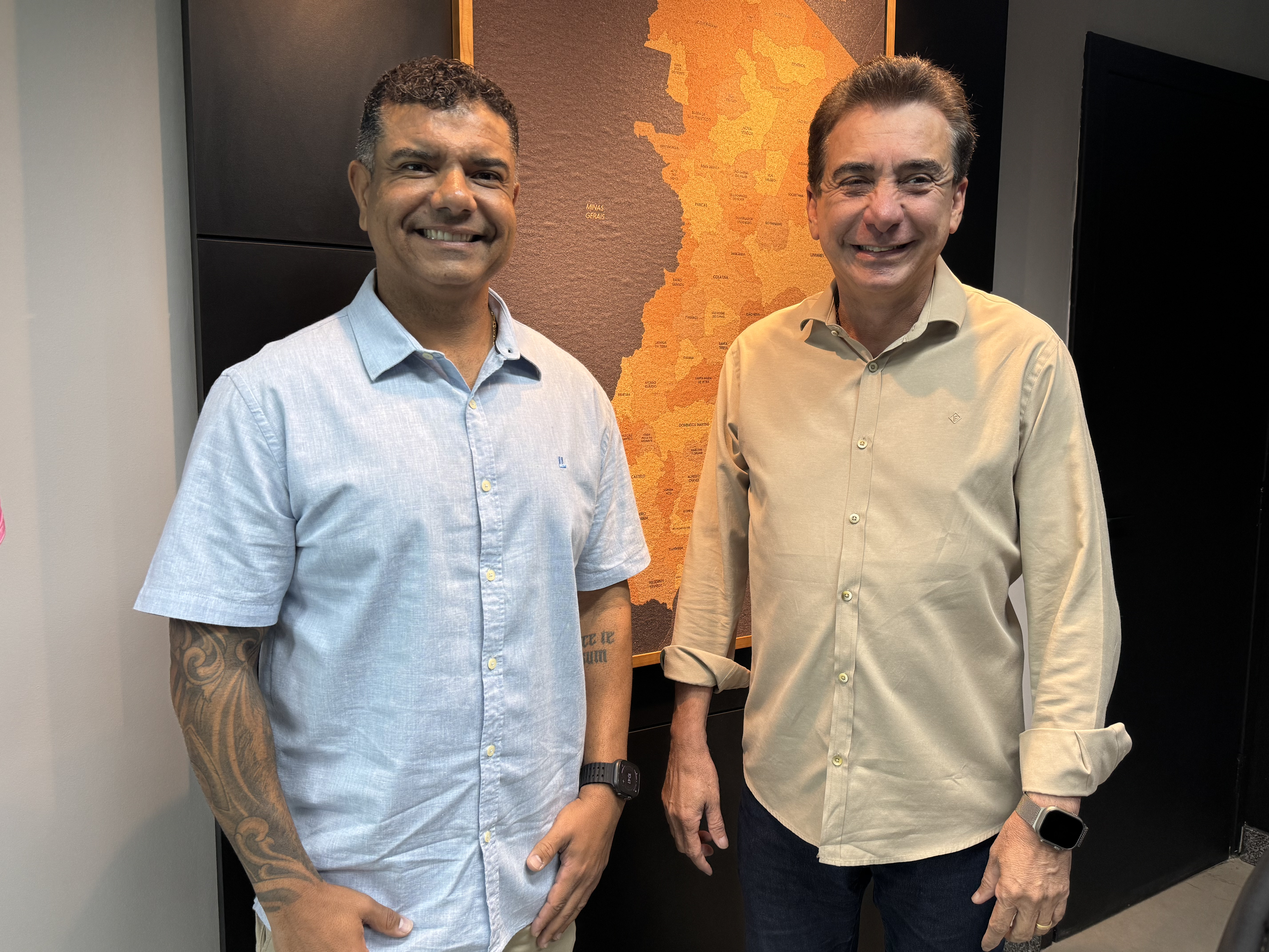 Márcio Rodrigues, da Aquarius Produções, e o secretário-chefe da Casa Civil do Governo do ES, Júnior Abreu