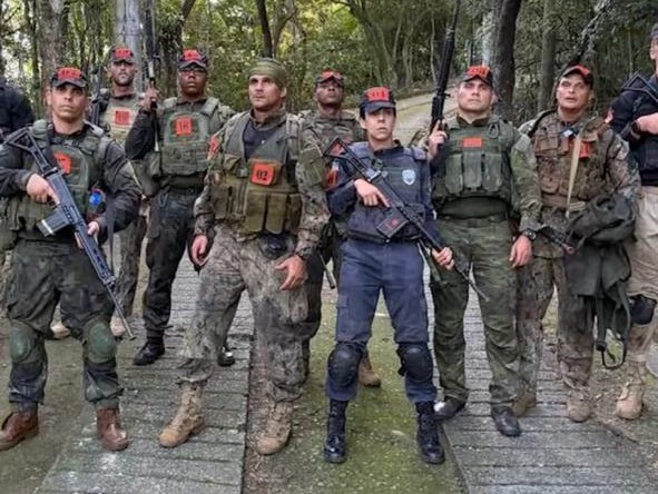 Tenente Adriana no treinamento junto com policiais do Bope do Rio de Janeiro
