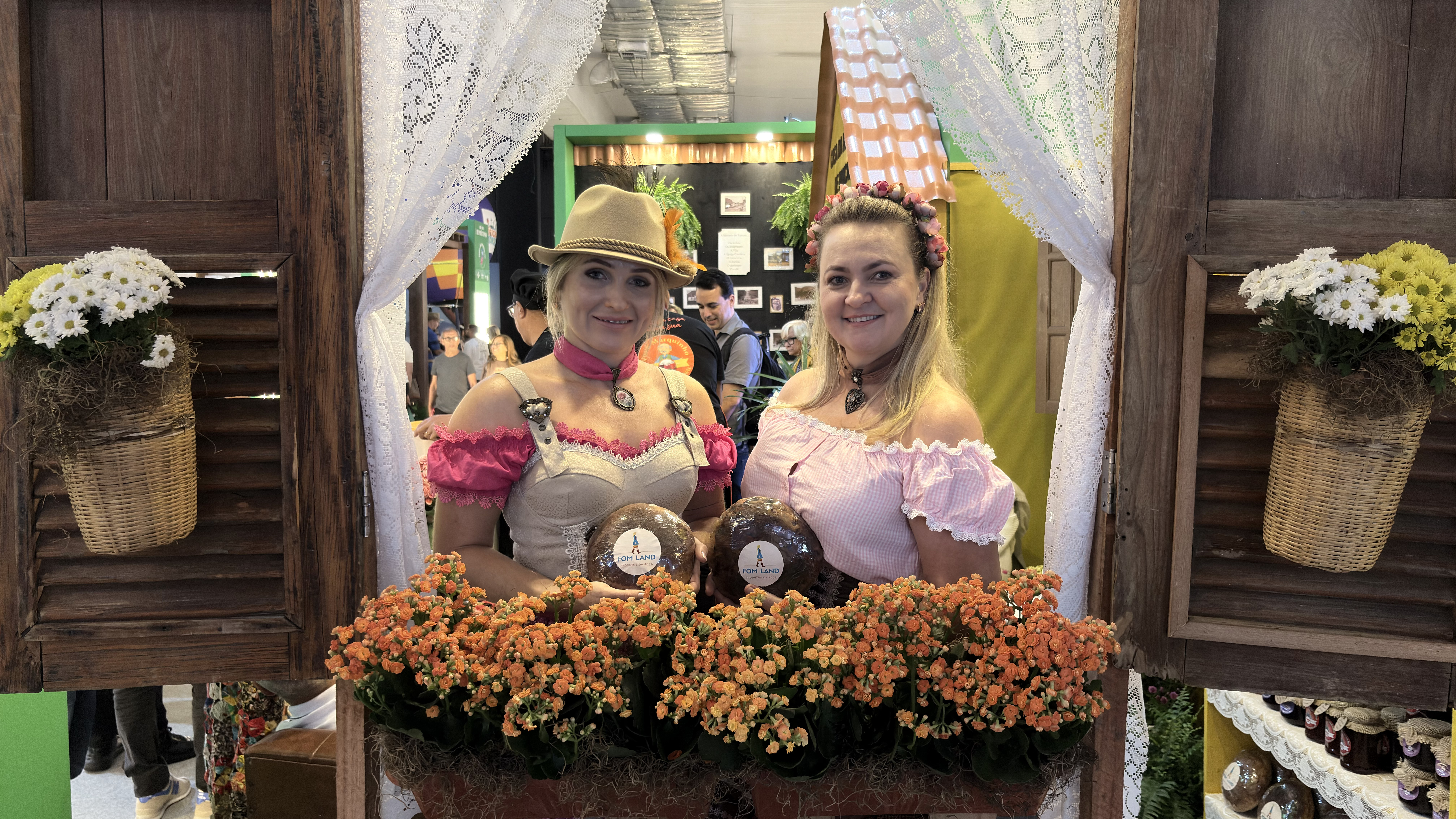 Camila Dettmann e Karla Tomazini levam o brot pomerano e geleias artesanais ao estande de Pancas e destaca a preservação das tradições da região