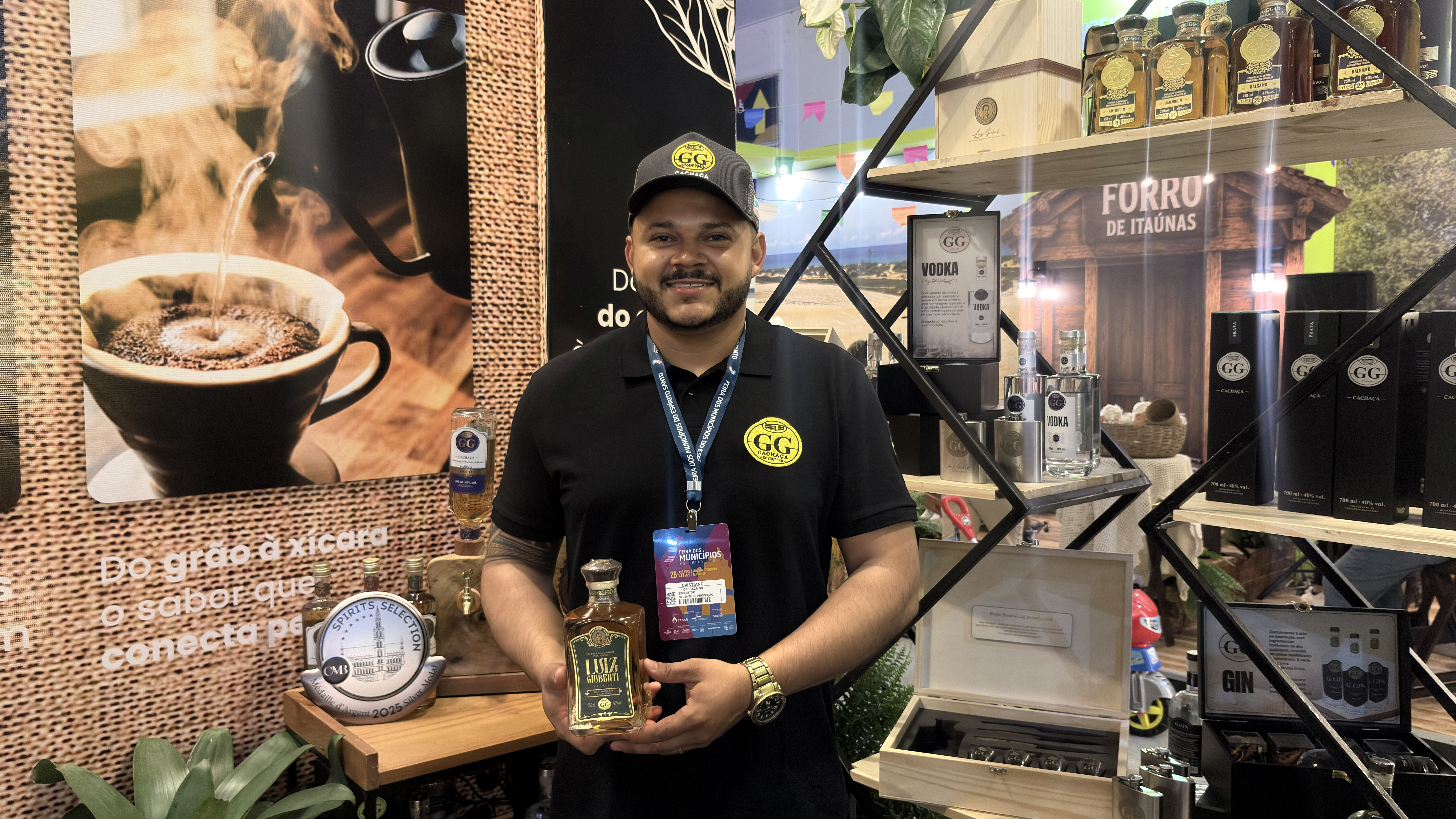 Cristiano Borges apresenta a cachaça envelhecida em barris de jaca, um dos destaques do estande de Rio Bananal